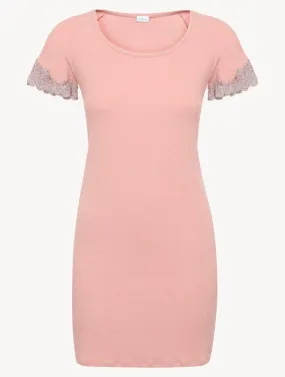 Chemise de nuit courte côtelée en cachemire mélangé dans la nuance Blush Clay rehaussée de guipure « frastaglio »